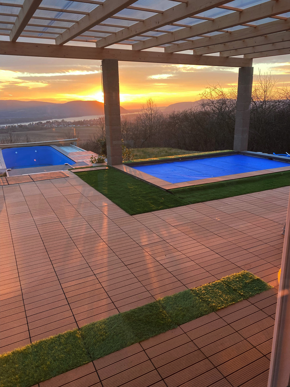 Pool surround