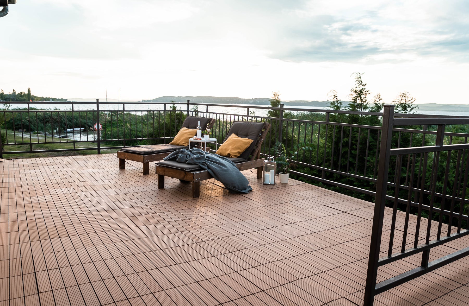 Best Materials for Durable Floating Outdoor Flooring